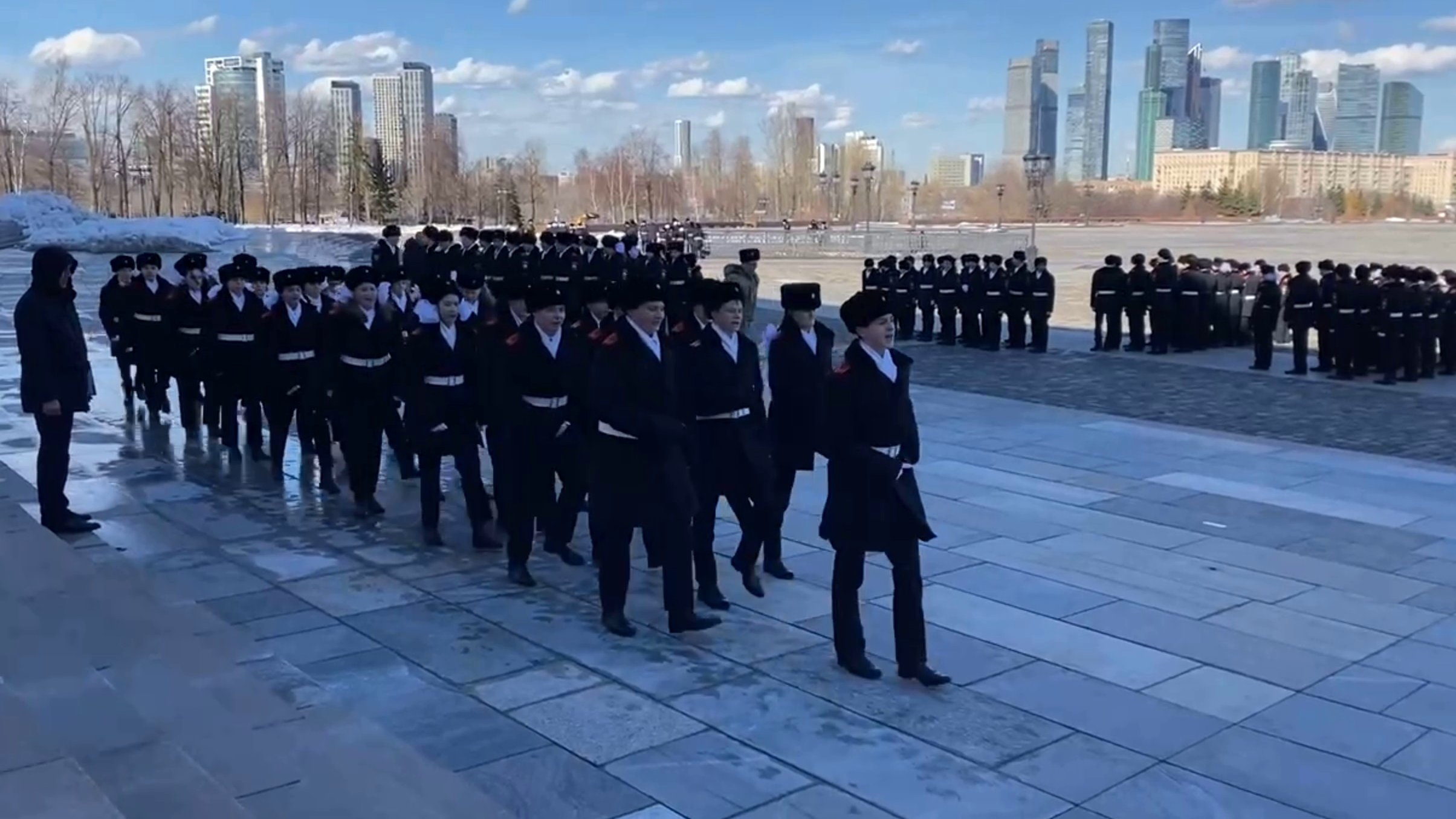 грянет гром в полку строевой